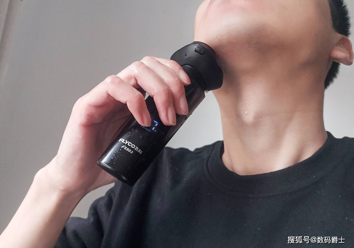 往复式|干湿双剃才好用，快充+长续航不怕它没电，飞科FS903体验