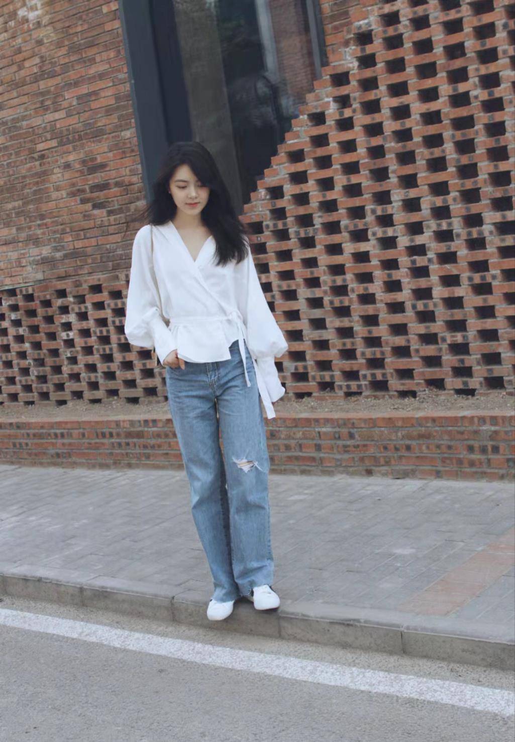 感觉 赵今麦晒天台美照！白色短上衣配小皮裙，浓眉大眼越看越美