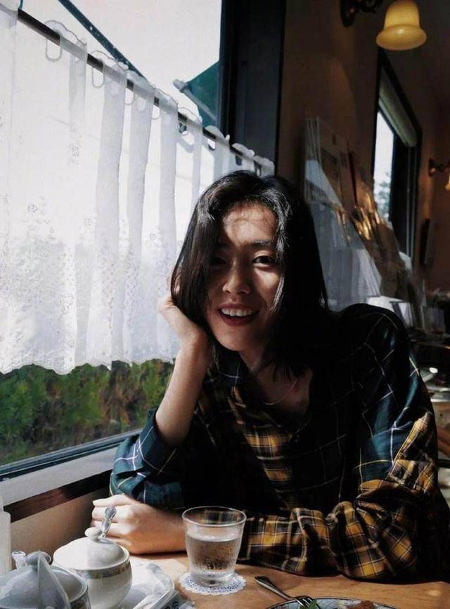 一身 刘雯扎丸子头太清新，黑白造型干净利落，招牌笑容很有感染力