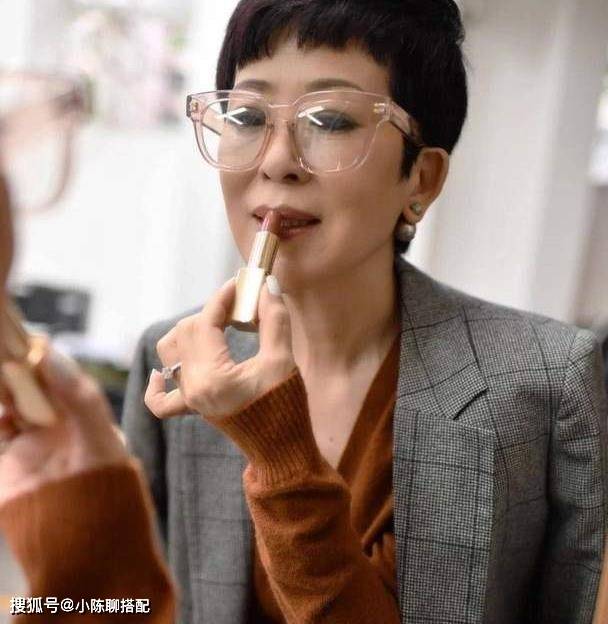 因为时髦与年龄无关!这群奶奶满头白发照样美丽,重新定义老年时尚