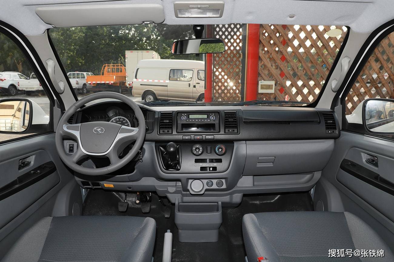 内饰部分,这辆金龙凯锐浩克的中控台造型也是基本延续了金杯大海狮的