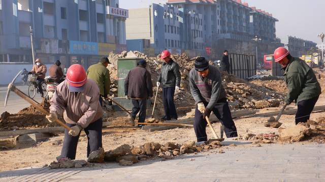 在大城市打工年纪大的农民工不允许进入工地出路在哪里