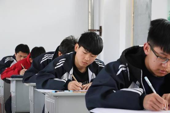 衡水中学男生颜值堪比小说男主,获得大众点赞,学霸都这么帅_一个人