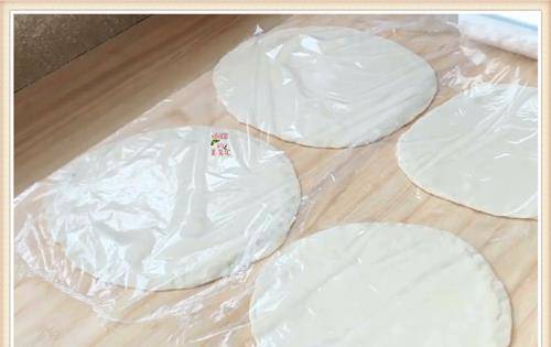 的表面|夏天必备快手鸡蛋泡泡饼,不用发面特简单,30分钟搞定全家人早餐