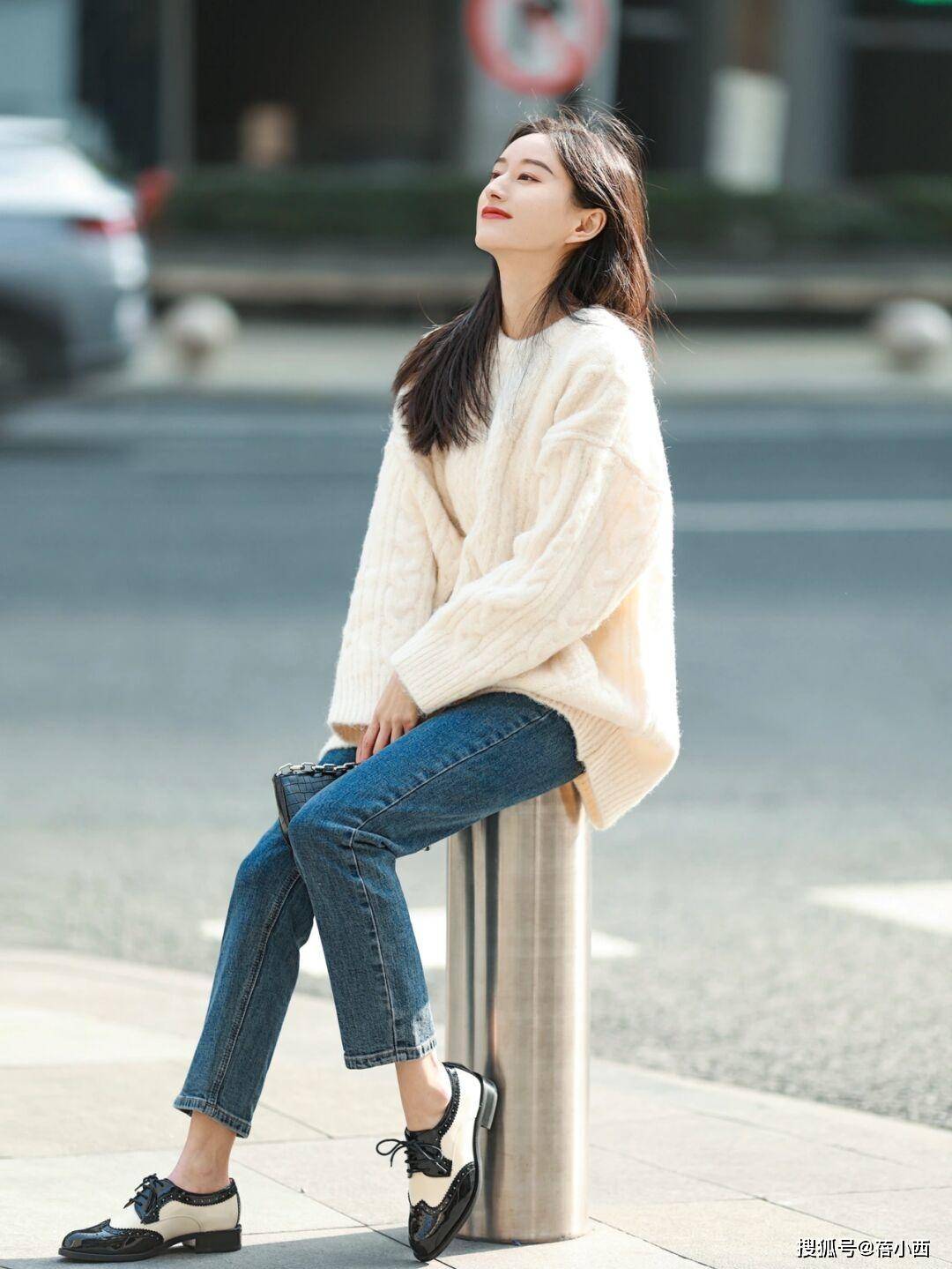 颜色 毛衣不知道选什么颜色?推荐你选择白色,搭配裤子半身裙都很高级