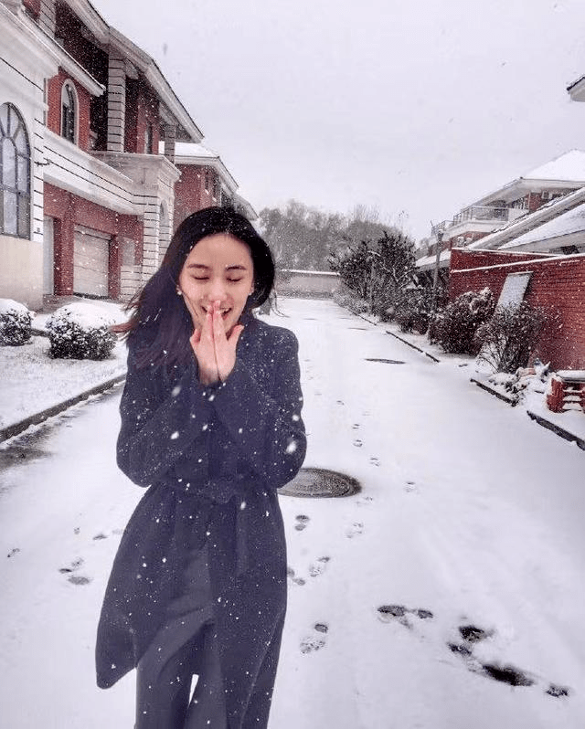 车带 50岁李亚鹏真会谈恋爱!开豪车带小19岁女友购物,穿羽绒服变跟班