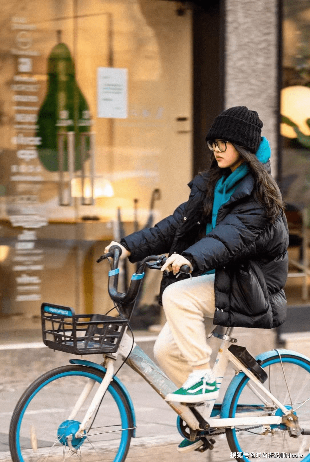 降低 去了上海才知道，会穿的女人都爱“叠穿”，不露腿不露腰照样时髦