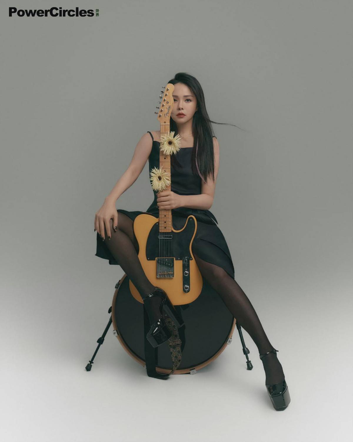 身材 伊能静身材没走样，轻松驾驭粉红色丝绒裙