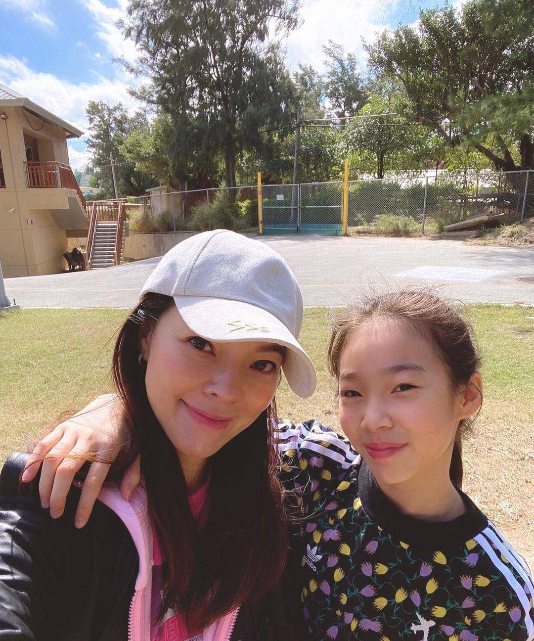 衣戴 富士康老板娘近照曝光，穿粉衣戴名表打扮贵气，46岁还想拼4胎