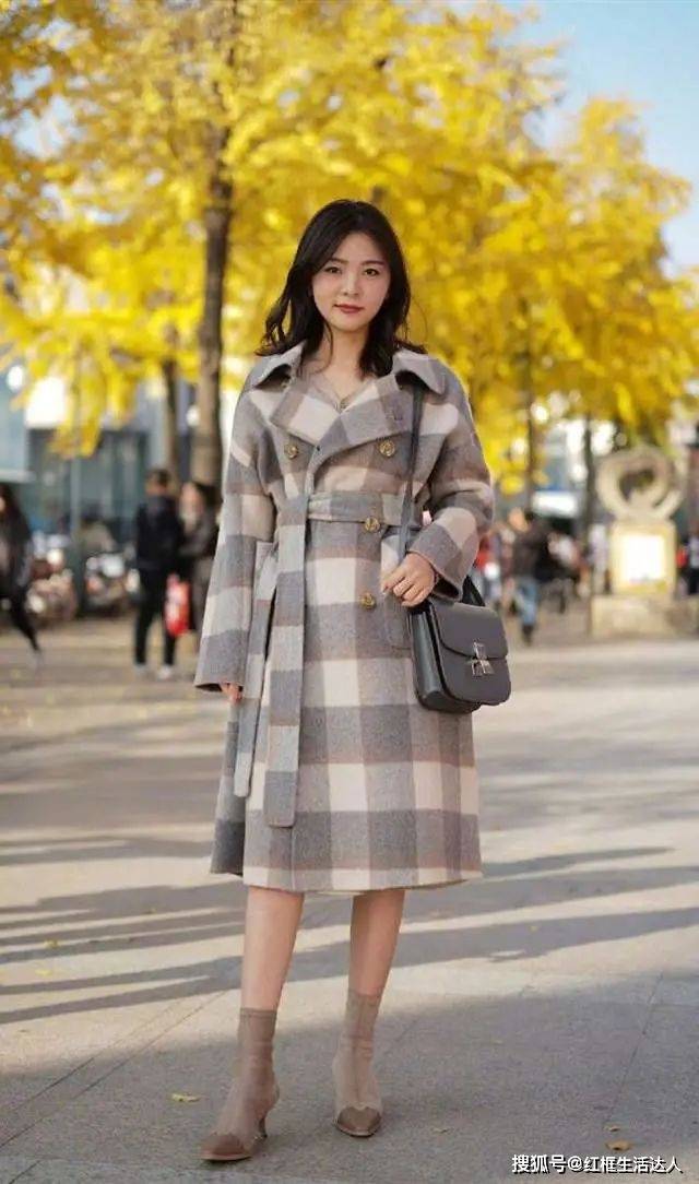 整体 今年火了一双鞋叫:“无痕靴”,时髦洋气还显瘦,穿对了特有气质