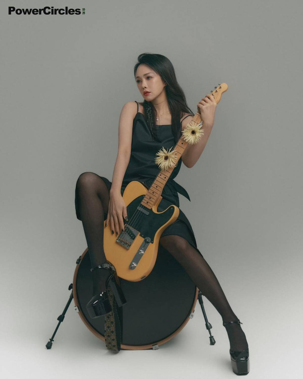 身材 伊能静身材没走样，轻松驾驭粉红色丝绒裙