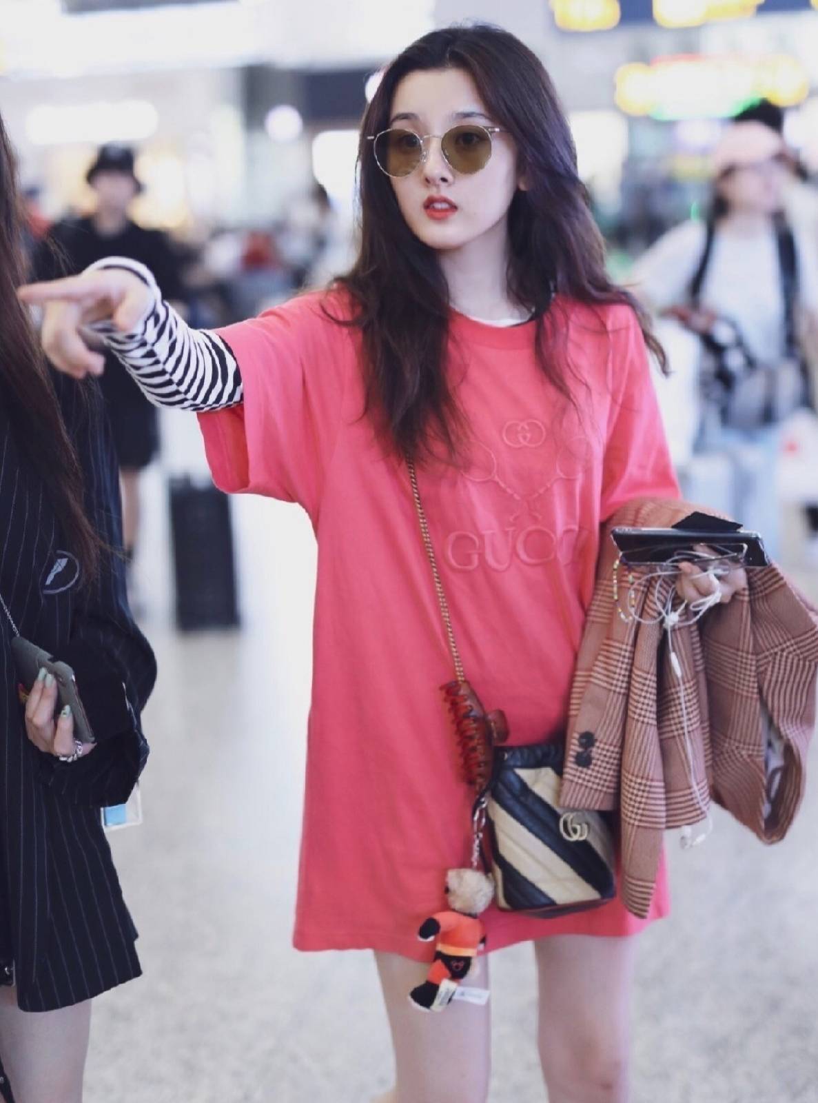 样式 宋祖儿不愧是时髦精，穿白色背心凹造型，身材婀娜又甜又媚