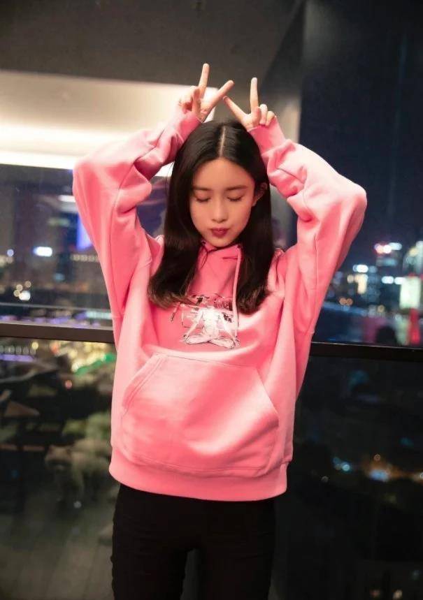 何所 孟子义的“渣女坐姿”火了，看她双腿怎么放的，一般女生不敢模仿