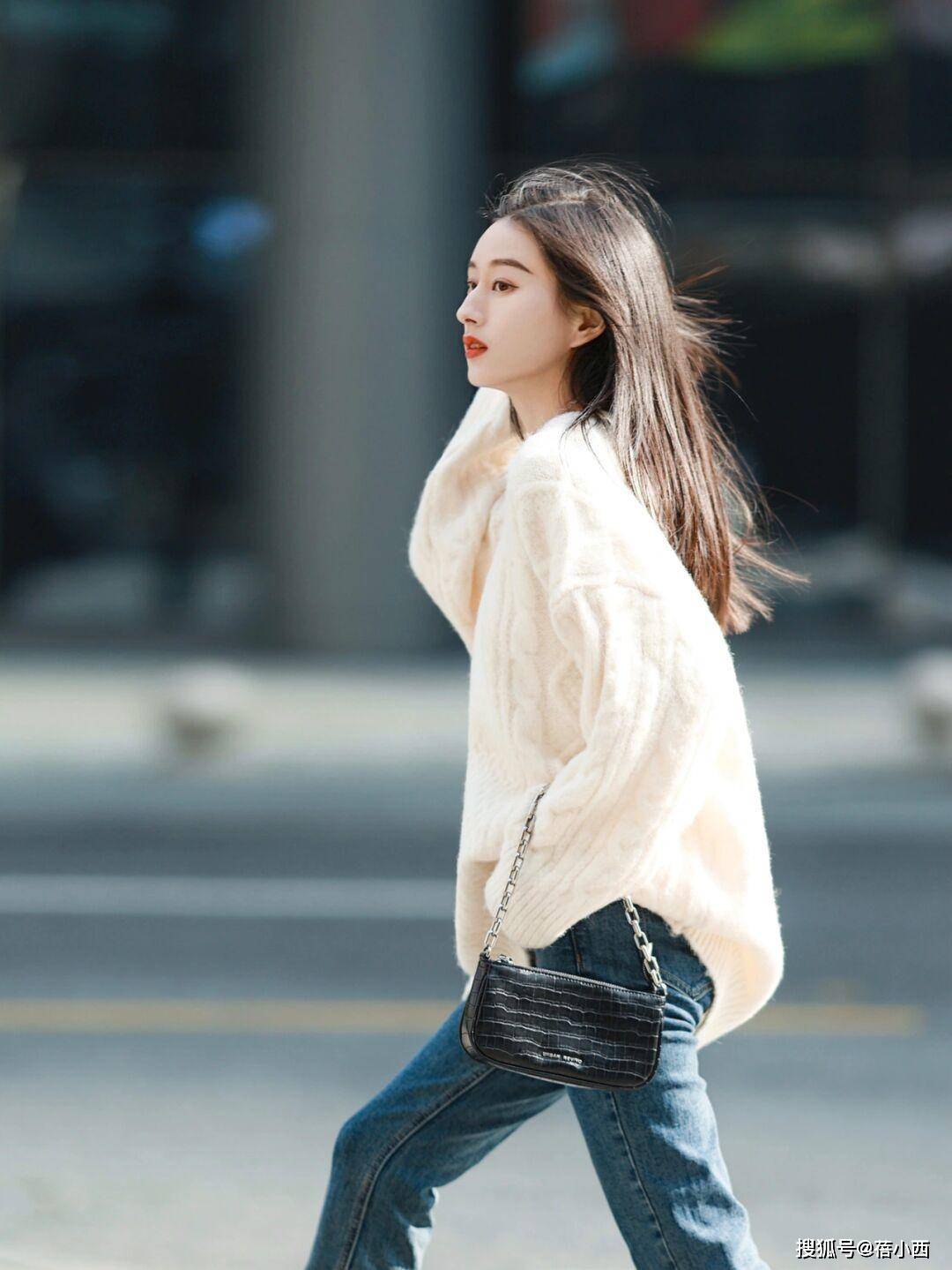 颜色 毛衣不知道选什么颜色?推荐你选择白色,搭配裤子半身裙都很高级