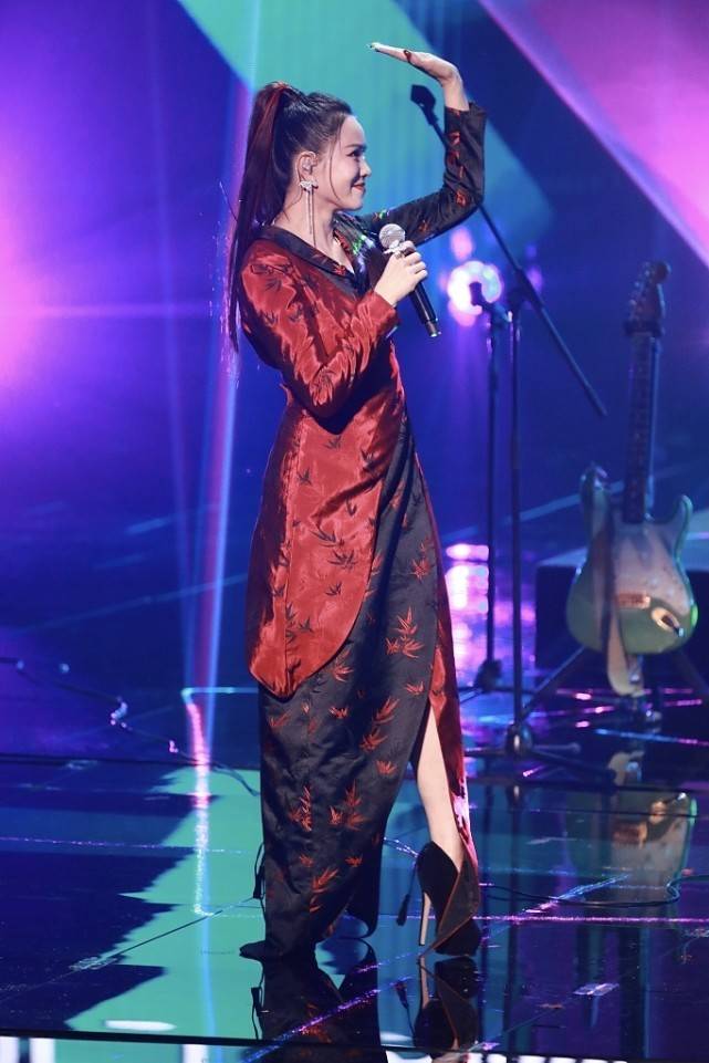 身材 伊能静身材没走样，轻松驾驭粉红色丝绒裙