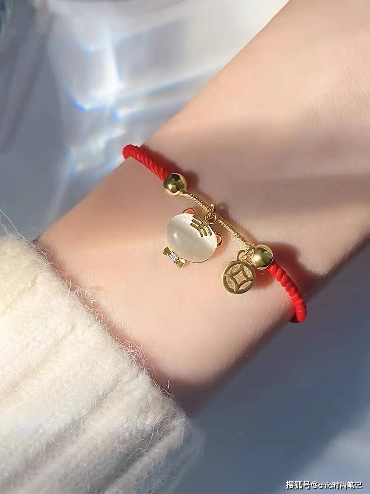 卫衣 寡淡不漂亮的周雨彤,如今却把“如虎添翼”虎年元素穿搭玩明白了