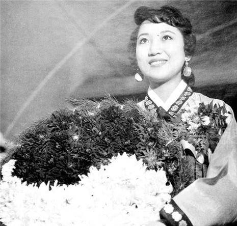 脸盘70年代韩国选美比赛：大脸盘小粗腿，当年的国模比现在女星漂亮？