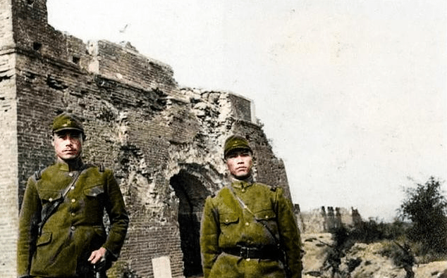 原创1939年7月的京西宛平城日本鬼子镜头里的伪军和女汉奸