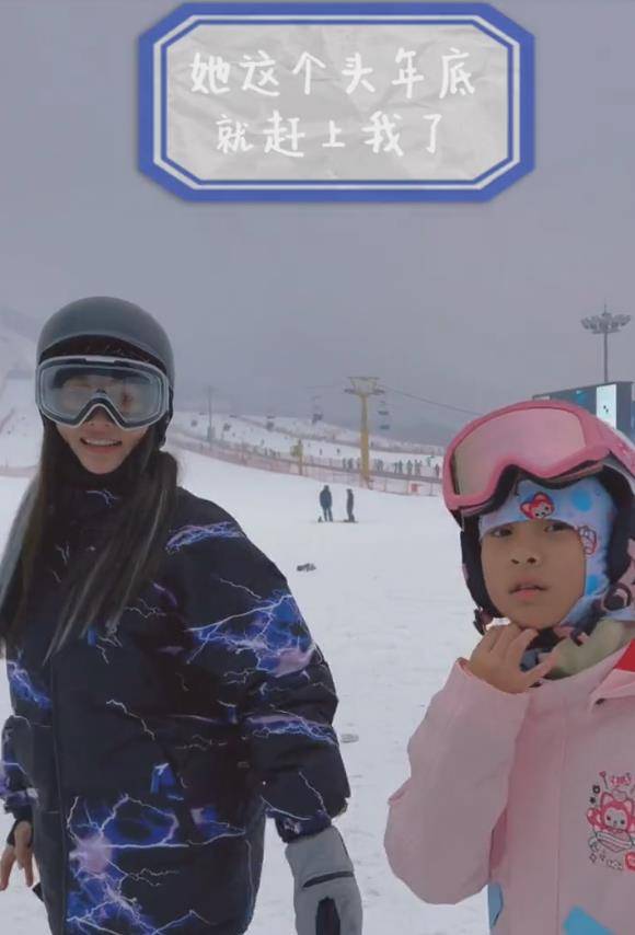 原创李小璐周末带女儿滑雪9岁甜馨个头将超妈妈拉手撒娇超级有爱