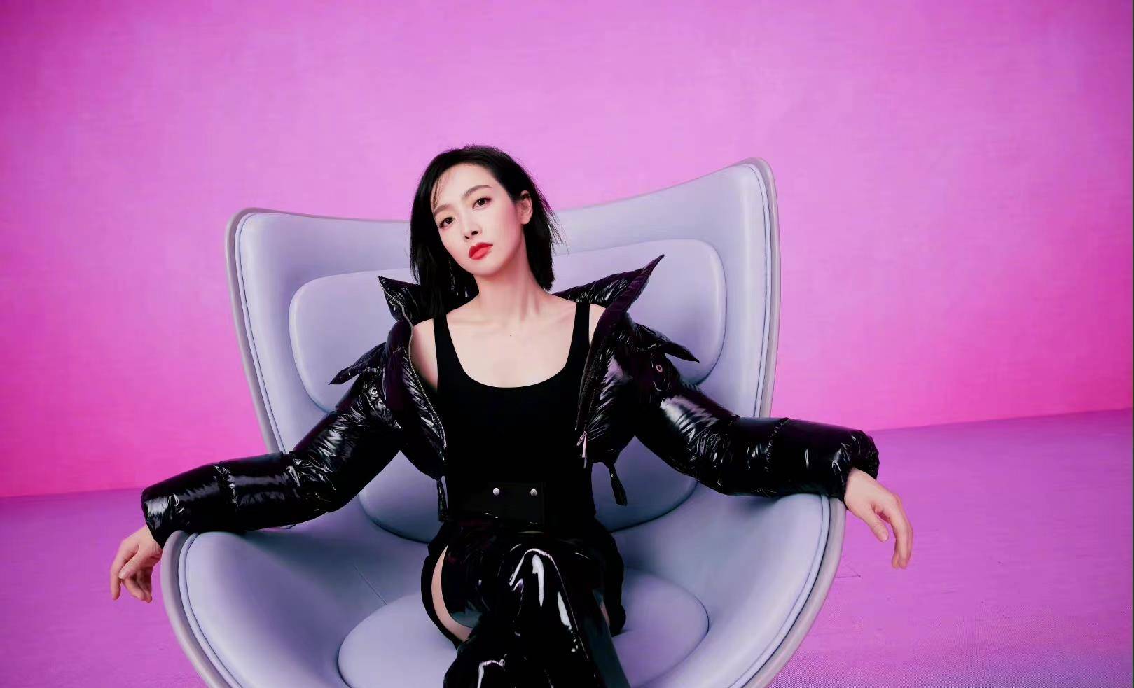 黑色 宋茜也太瘦了吧，过膝长靴撑不满，一身黑色冷艳犀利、未来感十足