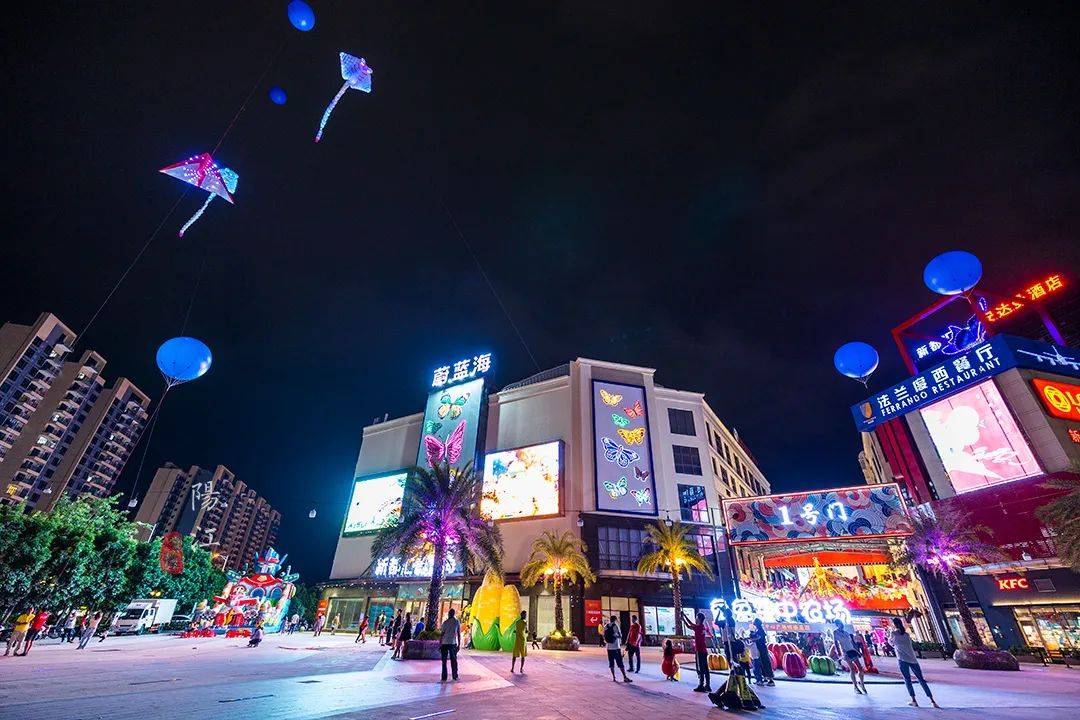 春节遛娃好去处，这个风筝主题的网红街区，晚上风筝会发光