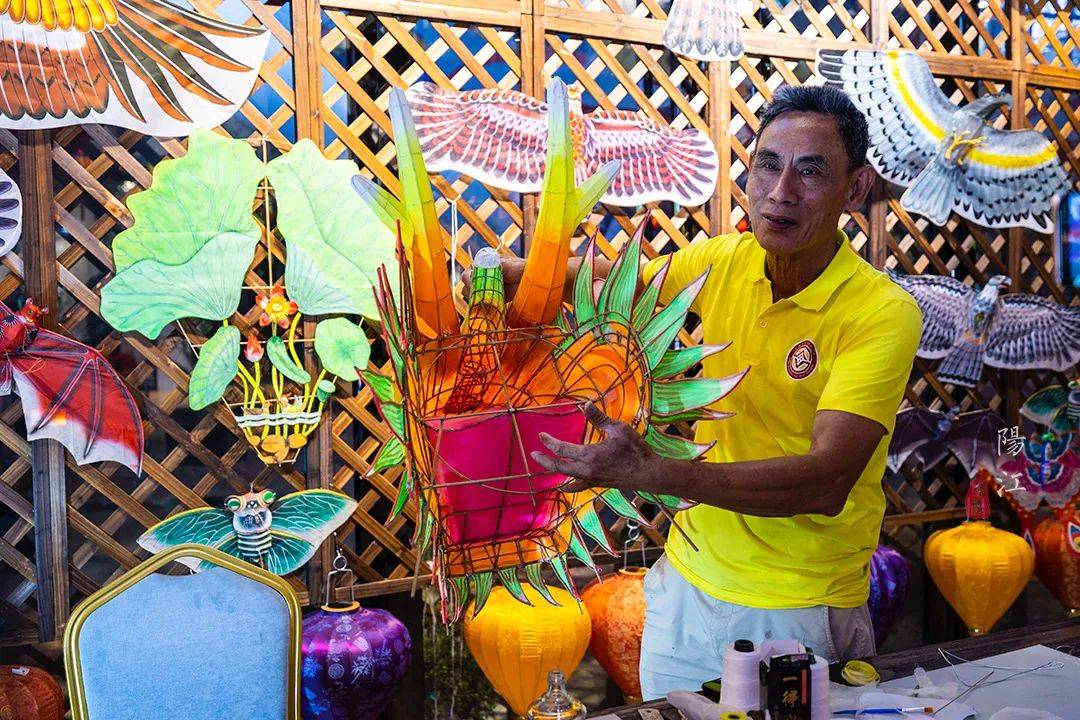 春节遛娃好去处，这个风筝主题的网红街区，晚上风筝会发光