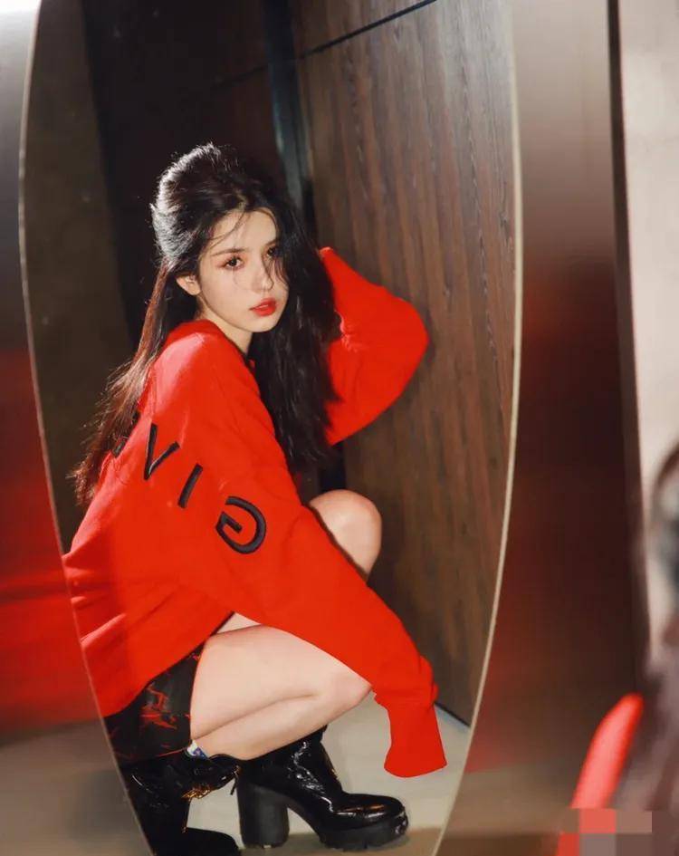 原创神仙颜值哈妮克孜晒红衣新年照大长腿吸睛美女还会凹造型