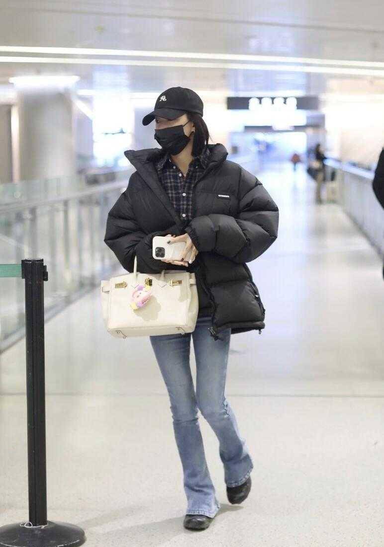 黑色 张雨绮终于找对“风格”了，穿短羽绒服配喇叭裤，显瘦又时髦