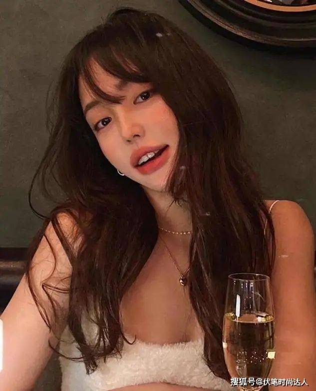 发型奔四奔五的女人适合什么发型?推荐3款减龄洋气的新发型,快换上