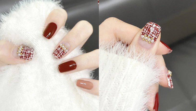 棋盘杨幂、热巴都是红色美甲控，2022新年做个复古红美甲，红火一整年