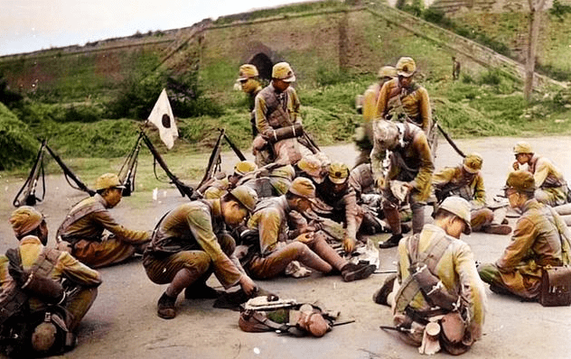 原创1939年7月的京西宛平城日本鬼子镜头里的伪军和女汉奸