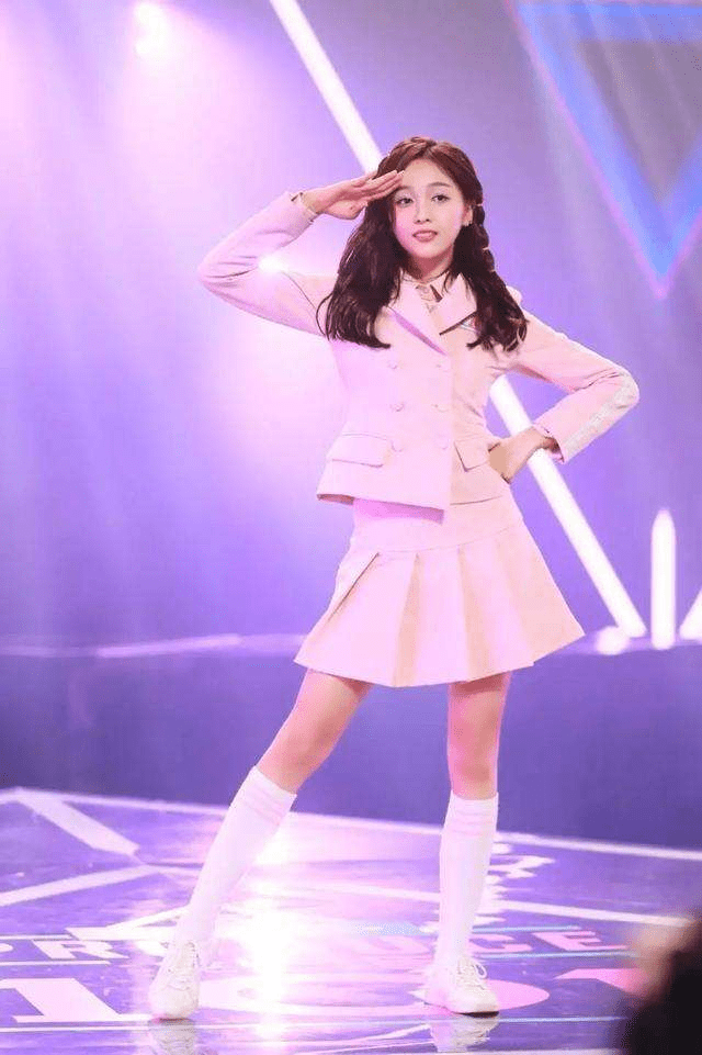 身材 吴宣仪这三角裤子还没上衣长,穿个性装配渔网袜,还是女爱豆敢穿