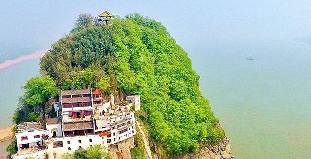 安徽这座山不足百米却堪称“长江天柱”，是俯览长江的绝佳之地