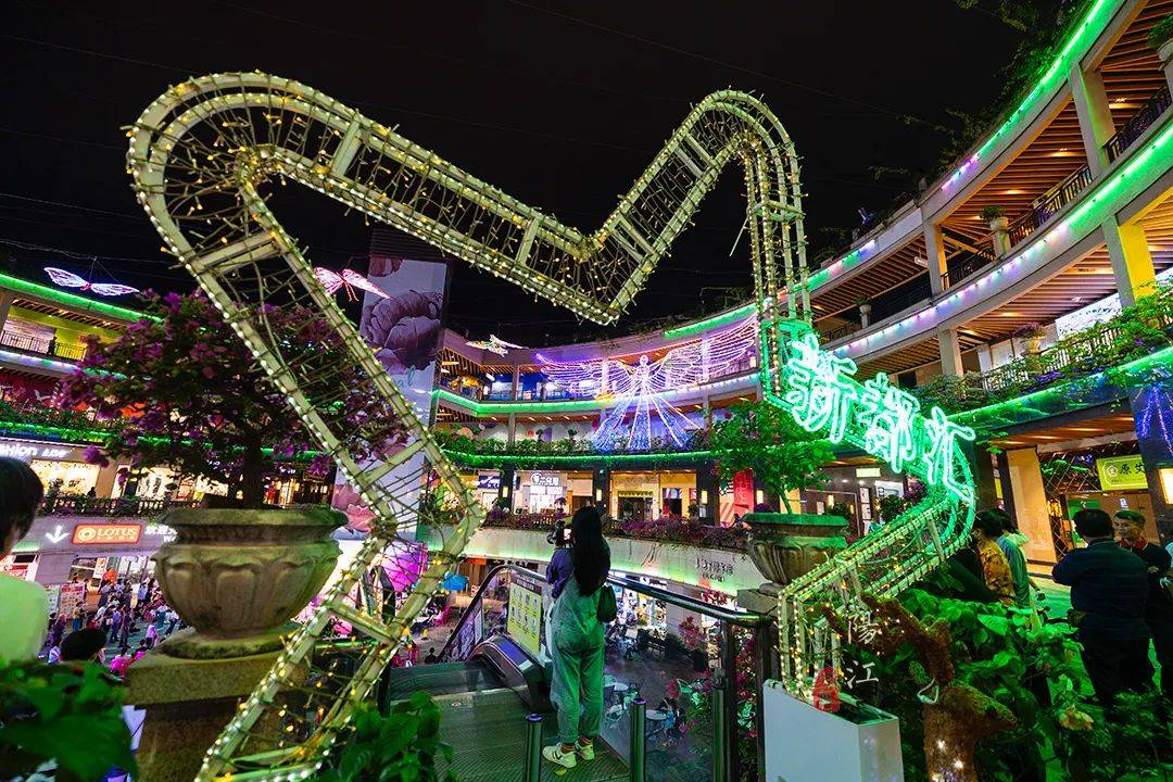 春节遛娃好去处，这个风筝主题的网红街区，晚上风筝会发光