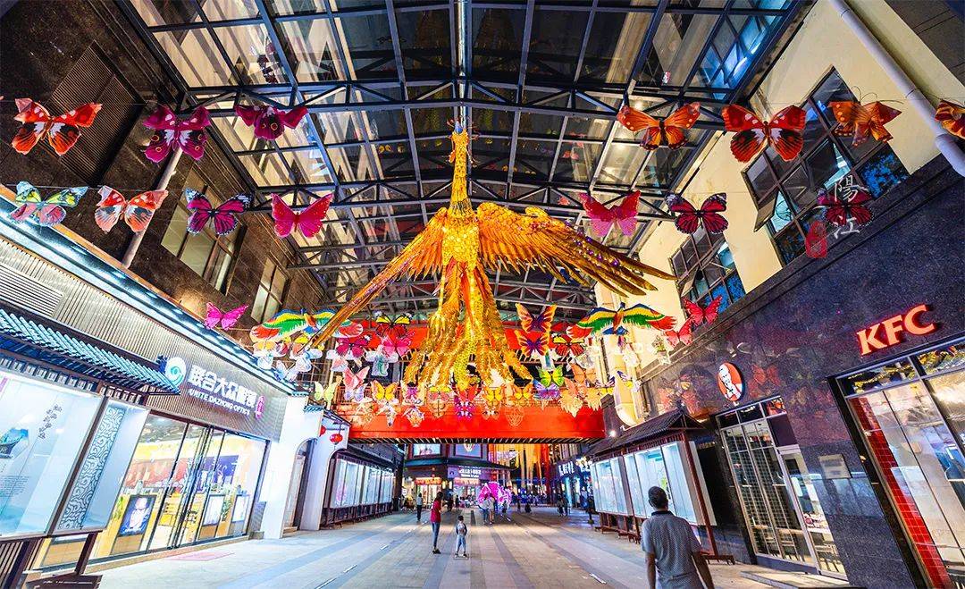 春节遛娃好去处，这个风筝主题的网红街区，晚上风筝会发光