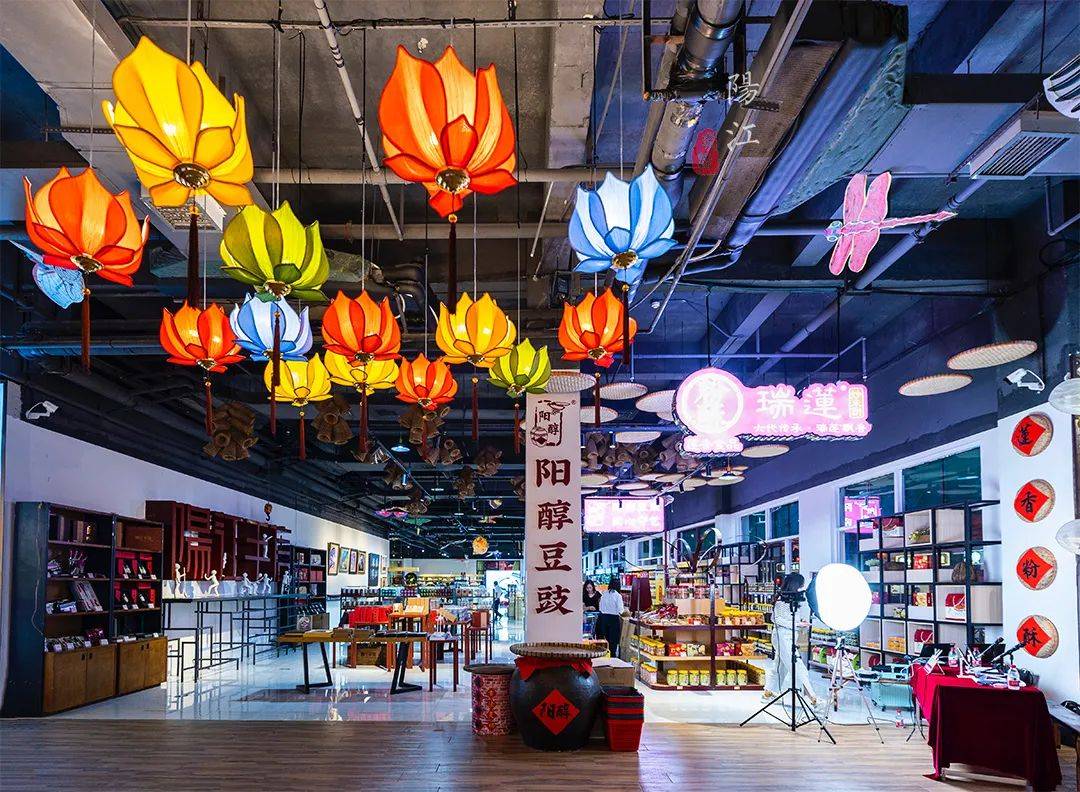 春节遛娃好去处，这个风筝主题的网红街区，晚上风筝会发光