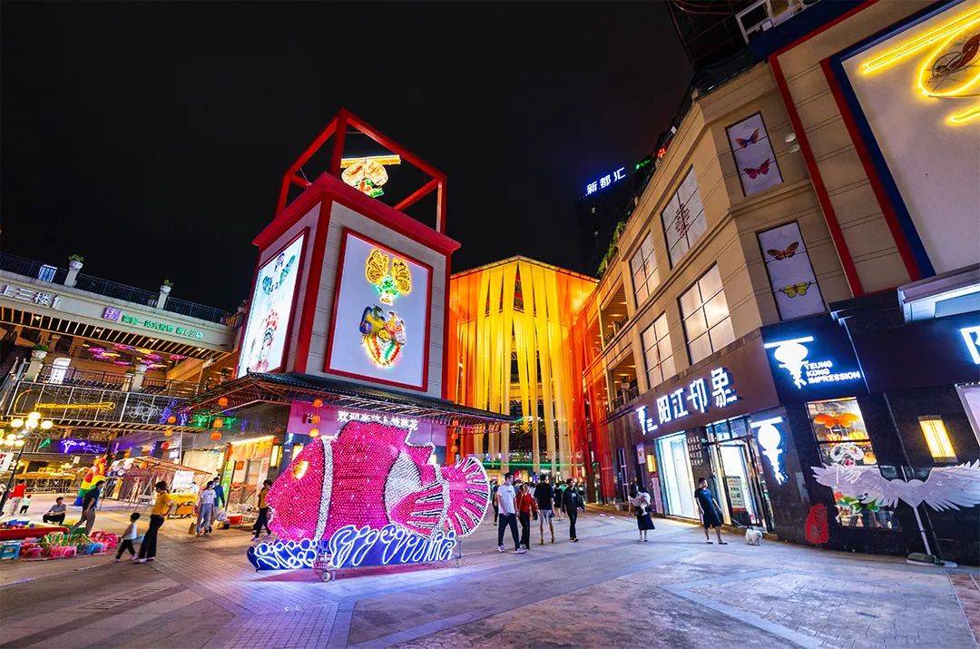 春节遛娃好去处，这个风筝主题的网红街区，晚上风筝会发光