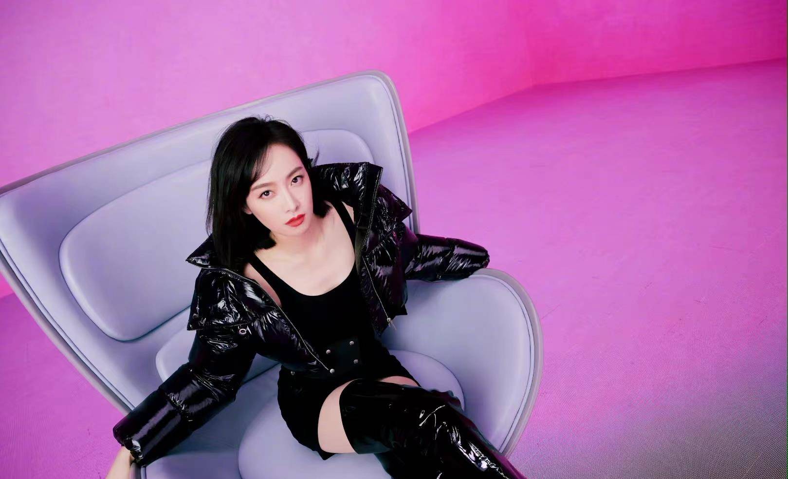 黑色 宋茜也太瘦了吧，过膝长靴撑不满，一身黑色冷艳犀利、未来感十足