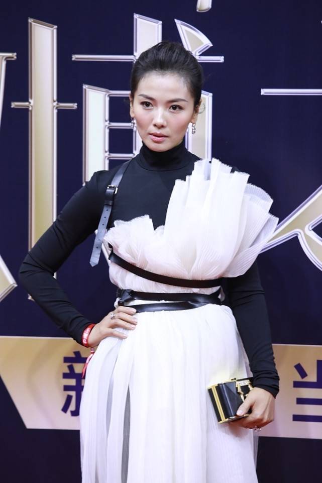 形象 刘涛瘦得有点显老的，绑一身皮带真个性，显得小肚子有点大