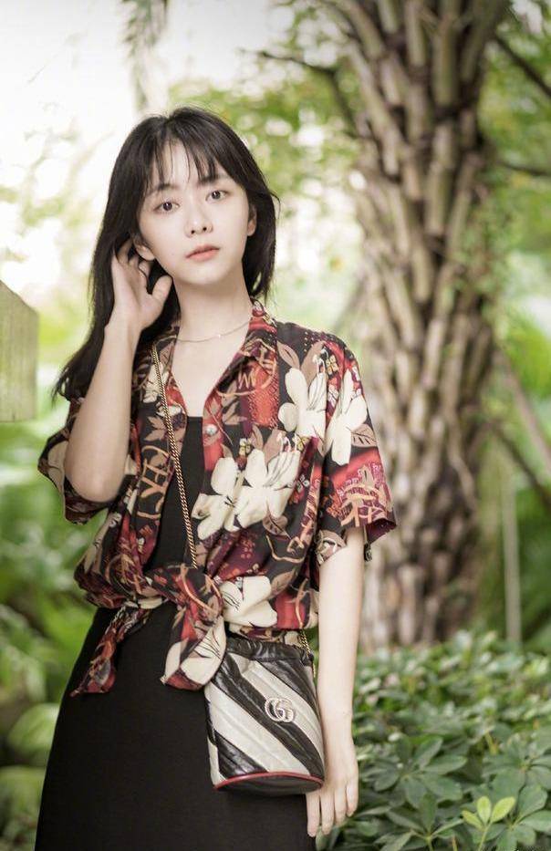 设计 少女穿搭就看谭松韵,服装饰品显时尚,搭配和谐是硬道理