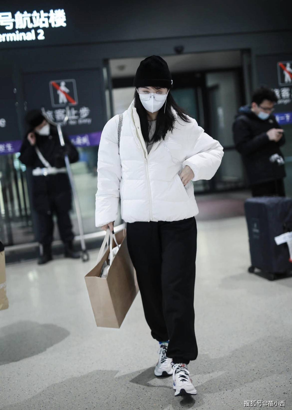 黑色 李菲儿不愧是黄晓明的前女友，穿白色羽绒服走机场，就很有国际范