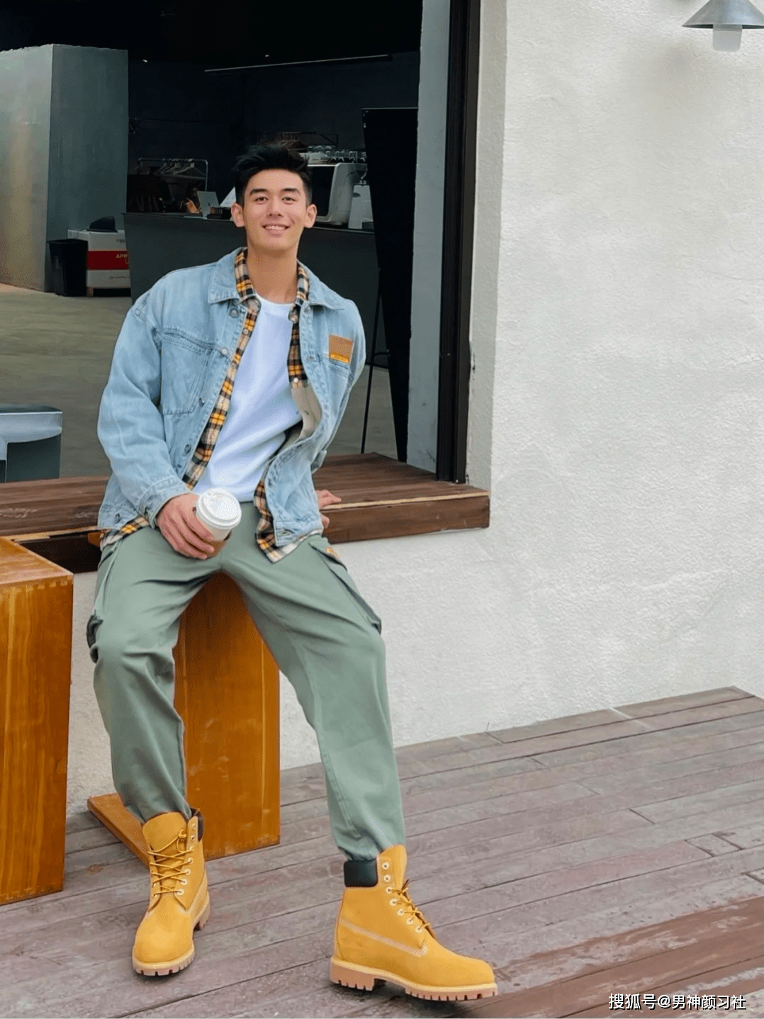 主体 过年红色要怎么穿才不俗气?求你们别再尬穿红色了