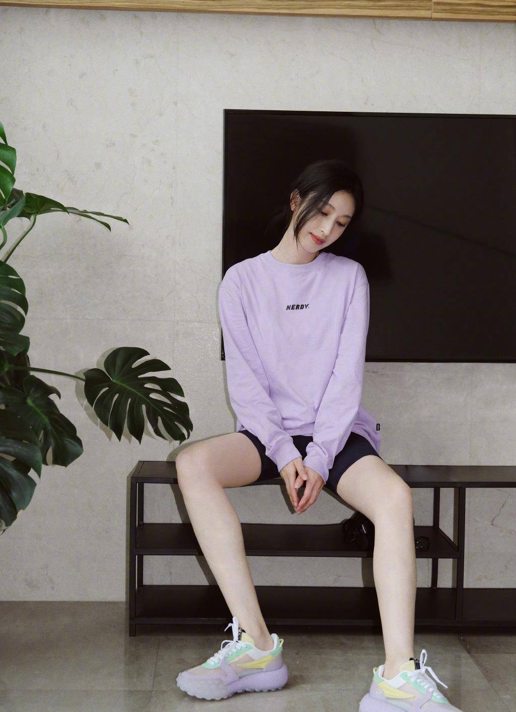 黑色 张俪好飒,白色西装内搭露腰背心+阔腿裤,干练时髦又有气场。