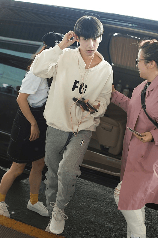 黑色 罗云熙这“锅盖头”好可爱，配卫衣清新温柔，像大学学长似的