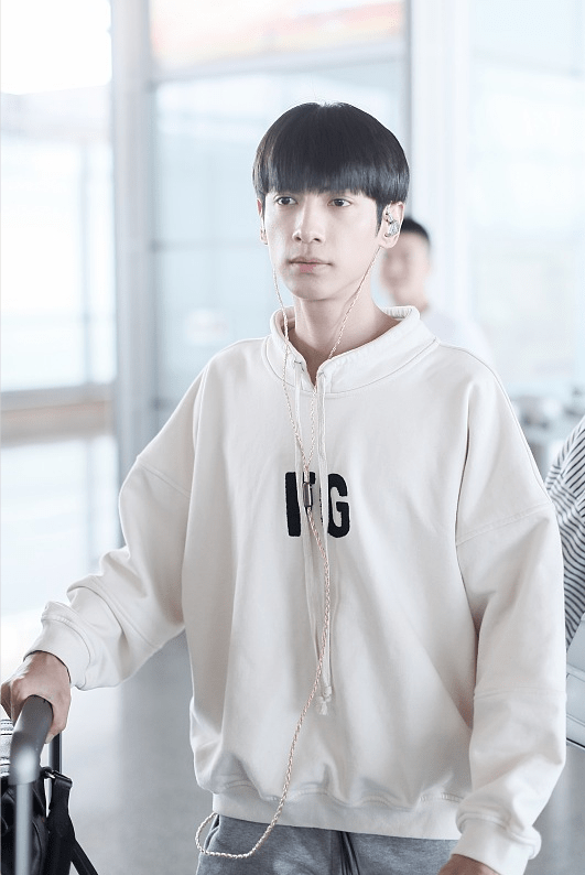 黑色 罗云熙这“锅盖头”好可爱，配卫衣清新温柔，像大学学长似的