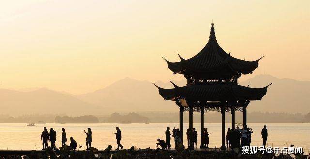 杭州西湖：夕阳余晖，金色西湖醉游人