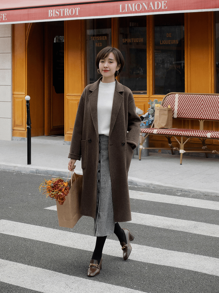 显得 穿来穿去，还是“大衣”时髦耐看，保暖舒适又高级，适合成熟女性