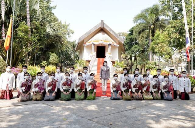 衣领 泰国神兽公主身材好辣！白衬衫裹身掩不住丰胸，可惜35岁仍是单身