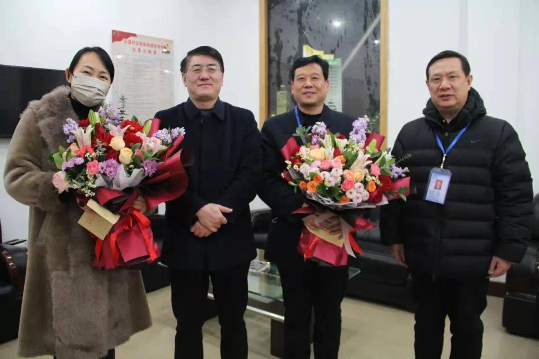 情暖新春卧龙区委组织部领导看望慰问教育系统拔尖人才