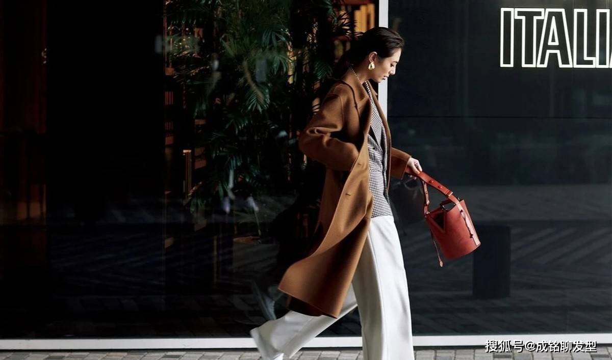 颜色 白色黑色大衣太容易撞衫！今年这几款颜色很流行，时尚耐看又高雅